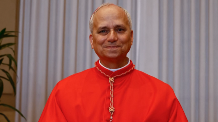 O cardeal norte-americano, que escolheu o nome de Leão XIV, foi escolhido após quatro rodadas de votação no conclave realizado nesta quinta-feira (8) (Foto: X)