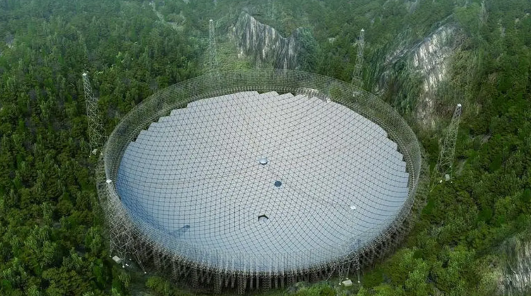 Cientistas chineses deram um passo importante na corrida espacial ao detectar novas evidências de gelo de água no polo sul da Lua, utilizando o maior radiotelescópio de antena única do planeta. (Foto: X)