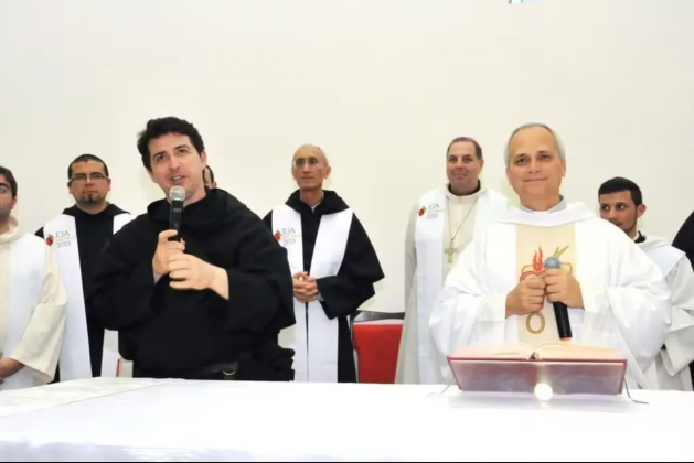 Uma foto da época, em que Prevost aparece tomando uma cerveja ao lado de outros frades, voltou a circular nas redes sociais após sua eleição como novo papa, reforçando sua imagem acessível e espontânea (Foto: X)