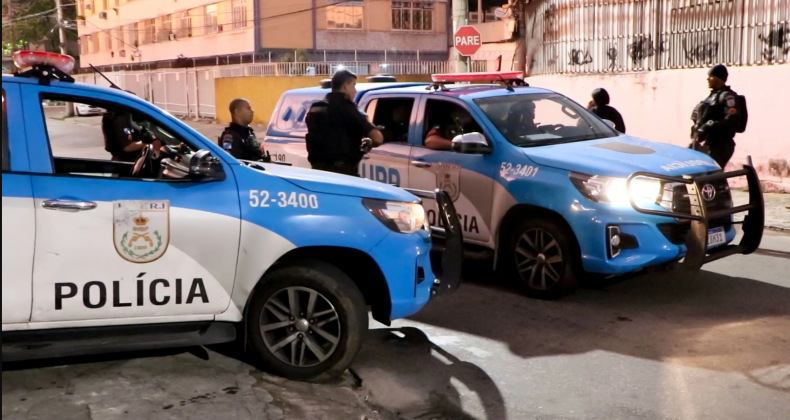 Imagens de segurança mostraram o trio caminhando por uma feira no bairro Areia Branca pouco antes de sumirem (Foto: X)