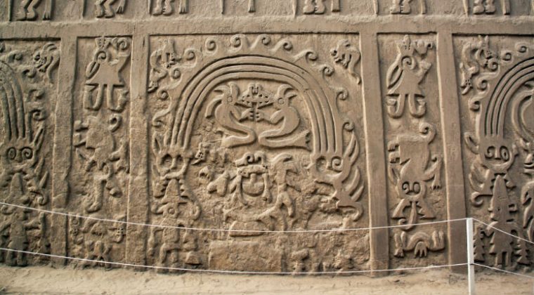 que mais chocou foi o conteúdo do desenho: um símbolo fálico feito diretamente sobre uma das estruturas originais da antiga capital do império Chimu (Foto: X)