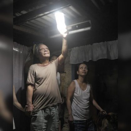 "O projeto Litro de Luz levou a invenção a outros países." (Imagem: reprodução Instagram)