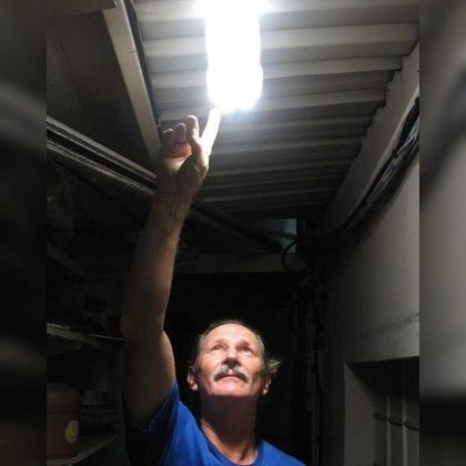 "A luz solar se espalhava pela garrafa com água e alvejante." (Imagem: reprodução Instagram)