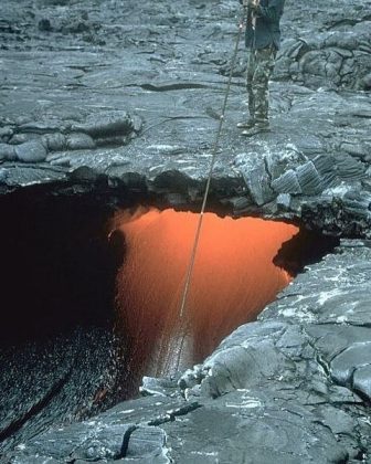 "As skylights de lava revelam o fluxo ardente sob a superfície." (Imagem: reprodução Instagram)