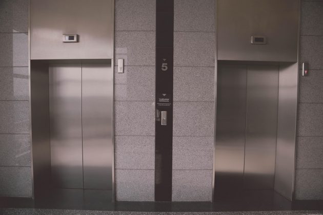 Para usuários de cadeira de rodas, por exemplo, ele permite visualizar o espaço atrás de si, facilitando manobras em áreas reduzidas (Foto: Unsplash)
