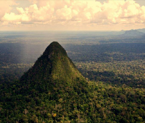 Com cerca de 400 metros de altura, o Cerro El Cono desponta solitário entre as copas da floresta, cercado por mistério, espiritualidade e hipóteses ainda sem resposta (Foto: X)
