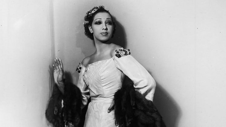 Vestindo um modelo inspirado na estilista Zelda Wynn Valdes, pioneira da moda afro-americana nos anos 1940, Hadid homenageou Josephine Baker — artista, ativista e heroína da Segunda Guerra Mundial (Foto: X)