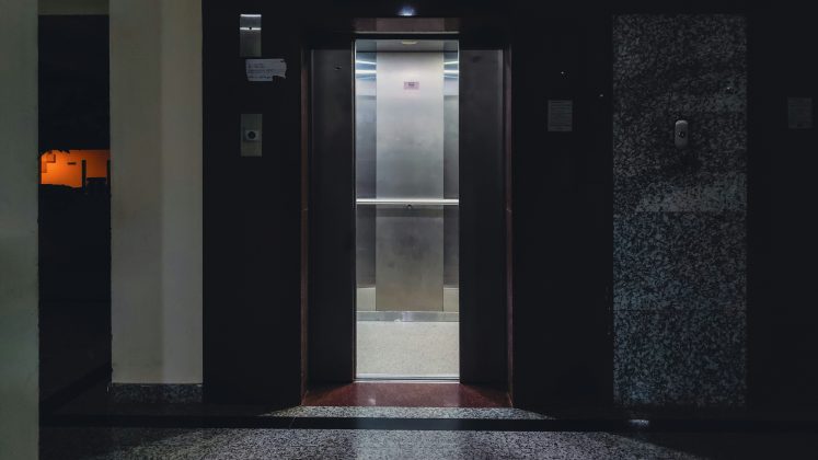 Em ambientes fechados e limitados, como as cabines de elevador, a sensação de confinamento pode ser desconfortável — e, para algumas pessoas, até angustiante (Foto: Unsplash)