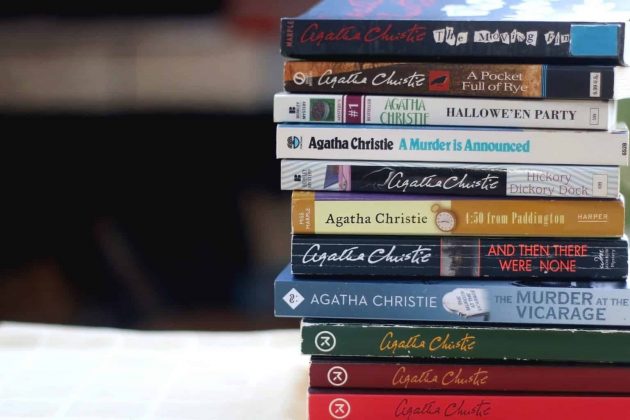 A autora, conhecida mundialmente por seus romances policiais, agora é a estrela de um projeto da plataforma britânica BBC Maestro, que recriou sua imagem e voz com ajuda de inteligência artificial para conduzir uma série de aulas sobre o ofício de escrever (Foto: X)