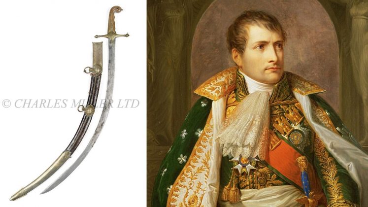 Ricamente trabalhado, o sabre carrega símbolos mitológicos que remetem à grandiosidade e ao poder militar: Medusa, o leão de Neméia, Marte, o deus romano da guerra, e um cão com cocar egípcio segurando uma corrente na boca (Foto: X)
