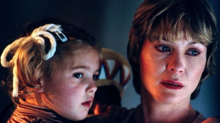 Quarenta anos depois da estreia de E.T. – O Extraterrestre, um dos maiores clássicos da carreira de Steven Spielberg, a atriz Dee Wallace revelou um episódio de bastidores que quase mudou o tom do filme (Foto: X)