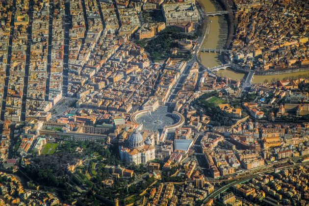O desafio de manter esse ambiente à prova de interferências se intensifica diante da realidade atual, marcada por tecnologias como smartphones, redes móveis e dispositivos de espionagem (Foto: X)