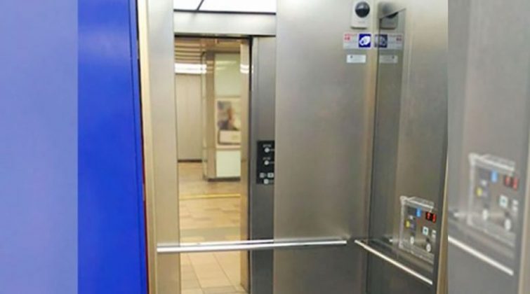 Você já notou que a maioria dos elevadores é equipada com espelhos? Embora pareça apenas uma escolha estética, esse recurso cumpre papéis fundamentais no bem-estar e na segurança de quem utiliza o equipamento (Foto: X)