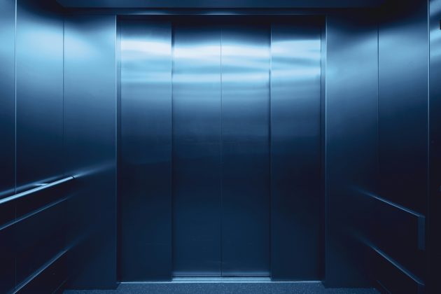 “Esse simples recurso torna a experiência de deslocamento mais autônoma e segura”, explica a fabricante Stannah Lifts (Foto: Unsplash)