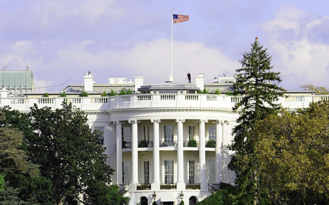 Durante uma visita aos corredores históricos do Capitólio dos Estados Unidos, o congressista Tim Moore, da Carolina do Norte, surpreendeu ao revelar a entrada de uma antiga passagem secreta escondida sob as tábuas do chão da Sala Lincoln (Foto: X)