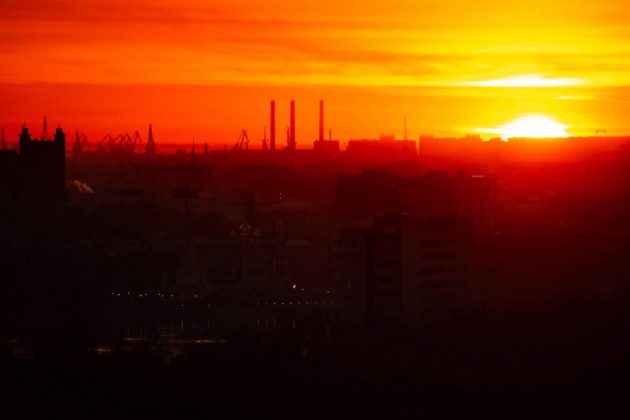 O visual impressionante de um céu tingido de laranja ao nascer ou pôr do sol pode esconder um alerta importante: o aumento da poluição atmosférica, especialmente durante os meses mais frios do ano (Foto: Unsplash)