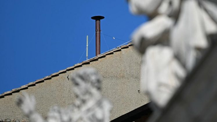 A eleição é feita por escrito, e ninguém pode votar em si mesmo. A frase latina “Eligo in Summum Pontificem” (“Elejo como Sumo Pontífice”) encabeça o papel onde cada um anota o nome escolhido (Foto: X)