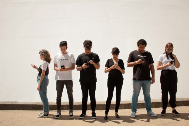 O estudo, que entrevistou mil adultos maiores de 18 anos, indica que 70% dos participantes defendem a presença de psicólogos nas escolas como forma de prevenir os efeitos negativos da exposição digital (Foto: Unsplash)