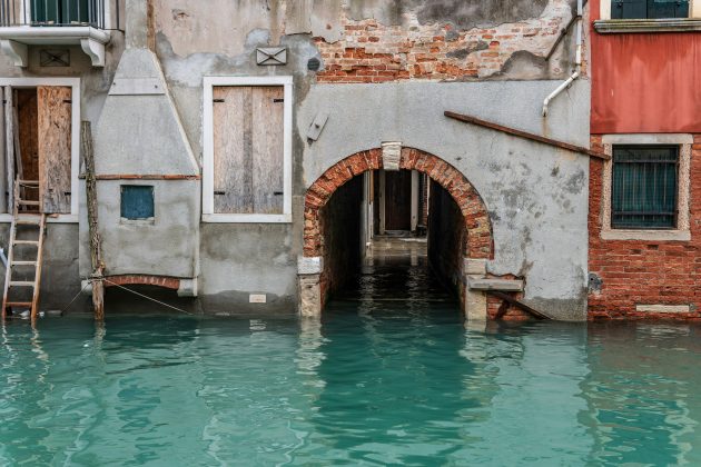 Diante da ameaça crescente de que Veneza desapareça sob as águas, um engenheiro italiano propõe uma solução ousada: elevar a cidade centímetro por centímetro, de forma controlada, injetando água no subsolo (Foto: Unsplash)