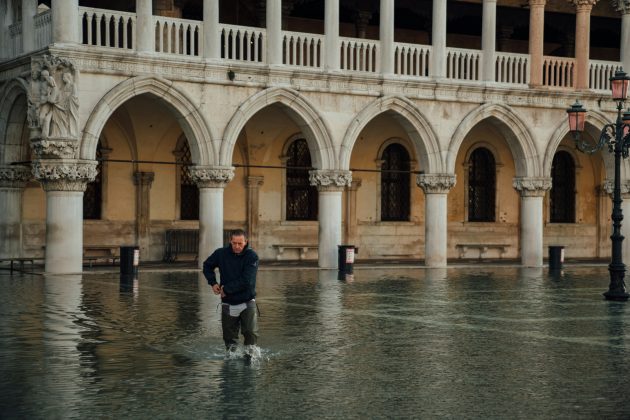 A expectativa é que a pressão empurre lentamente o solo para cima, elevando Veneza em até 30 centímetros — o suficiente, segundo o engenheiro, para dar cerca de 50 anos de fôlego à cidade (Foto: Unsplash)