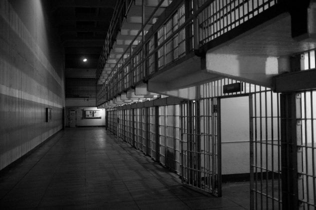 A mais emblemática envolveu três detentos, cujo paradeiro jamais foi confirmado, o que alimenta o mistério até hoje (Foto: Unsplash)