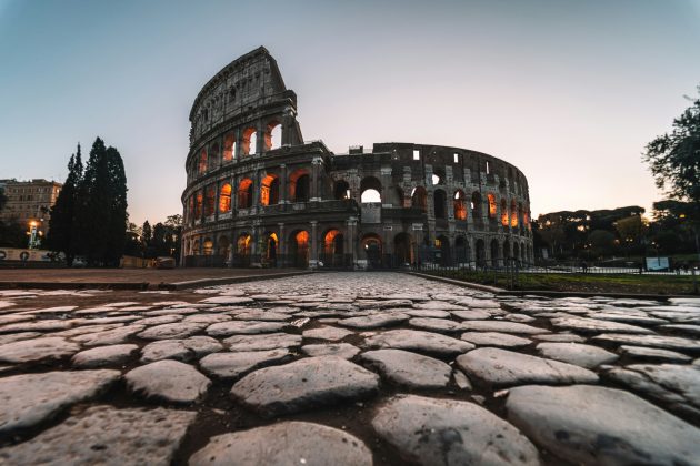 Equipes de emergência utilizaram sedativos para conter a dor e evitar movimentos que agravassem a lesão antes de retirá-lo da grade (Foto: Unsplash)
