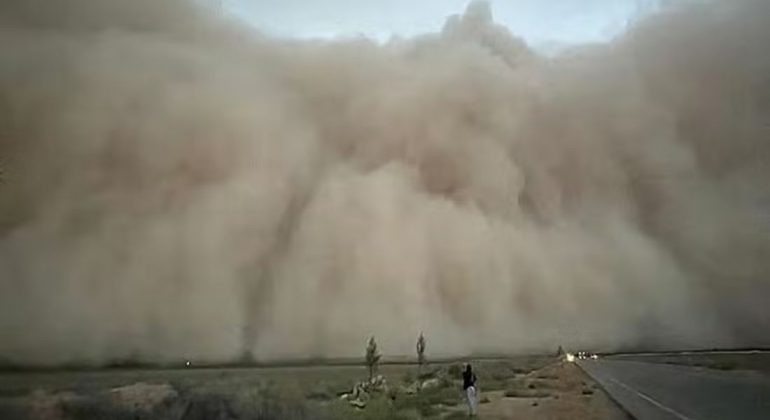 Uma gigantesca tempestade de poeira atingiu diversos países do Oriente Médio, mergulhando cidades inteiras em um caos inesperado (Foto: X)