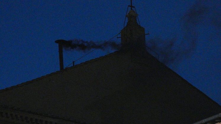 Fumaça preta decepciona fiéis e adia escolha do novo papa no Vaticano (Foto: X)