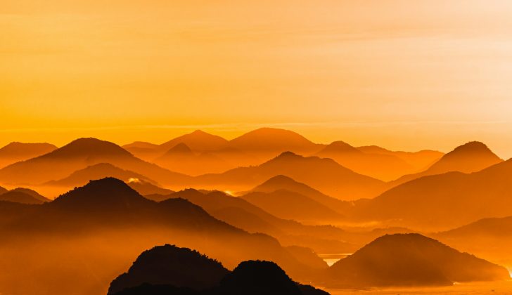 Comuns no outono e no inverno, essas tonalidades intensas não se devem apenas ao ângulo da luz solar, mas à presença de partículas em suspensão que interferem na forma como a luz é filtrada ao atravessar a atmosfera (Foto: Unsplash)