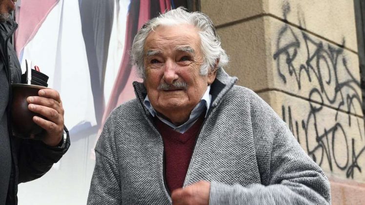 Além do câncer, Mujica convivia há mais de 20 anos com uma doença autoimune que afetava os rins, fator que dificultou ainda mais seu tratamento nos últimos tempos (Foto: X)