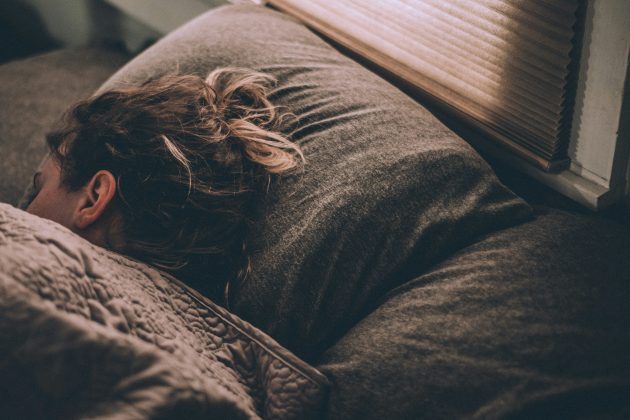 Enquanto muitos enfrentam dias arrastados após noites mal dormidas, há quem acorde disposto com apenas quatro ou cinco horas de sono (Foto: Unsplash)