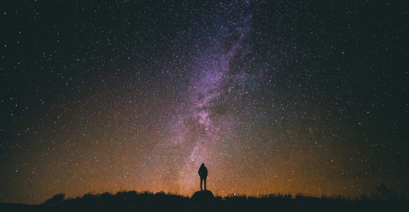 A pesquisa, que ainda está em fase de revisão por pares e foi disponibilizada no repositório científico arXiv, sugere que a extinção do cosmos deve ocorrer em aproximadamente 10^78 anos (Foto:Unsplash)