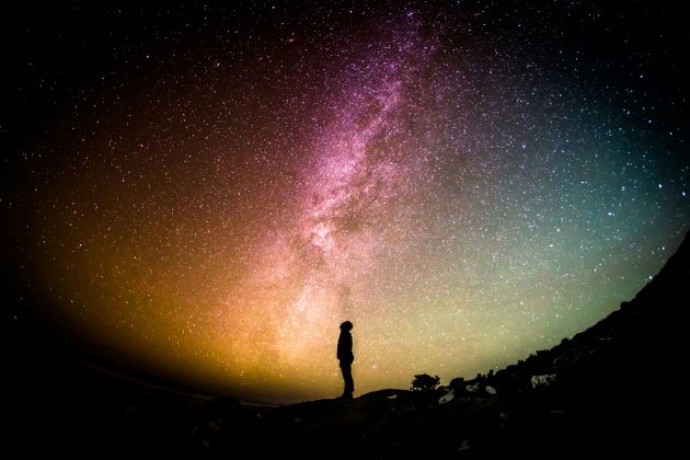 A novidade é que os pesquisadores holandeses agora afirmam que esse tipo de decaimento não se restringe apenas aos buracos negros, mas pode afetar também objetos densos como estrelas de nêutrons e até anãs brancas (Foto; Unsplash)