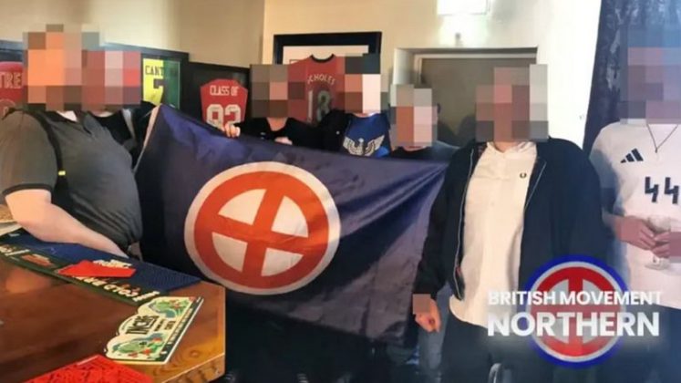 Uma operação policial deflagrada no Reino Unido resultou na prisão de nove homens ligados a um grupo extremista que organizou uma comemoração clandestina ao aniversário de Adolf Hitler em um pub na cidade de Oldham (Foto: X)