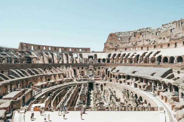 O homem sofreu ferimentos sérios após cair sobre as pontas de uma grade de ferro enquanto tentava escalar a cerca do Coliseu, em Roma, na noite da última sexta-feira (2) (Foto: Unsplash)
