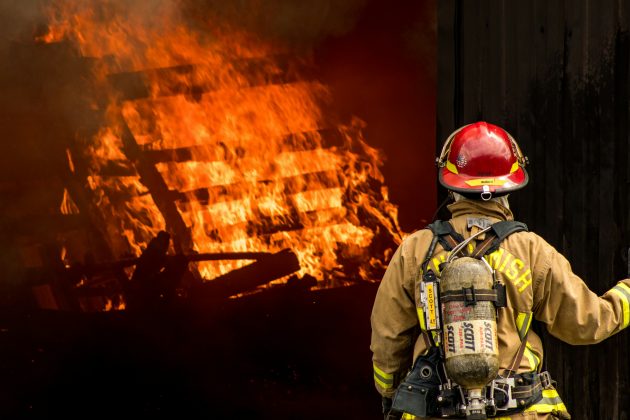 O fogo foi controlado ainda antes da chegada dos bombeiros, o que evitou danos estruturais mais graves (Foto: X)