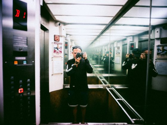 A segurança também entra em cena. Com a possibilidade de observar todo o interior da cabine, os espelhos dificultam ações suspeitas e podem ajudar a evitar furtos ou situações de risco (Foto: Unsplash)