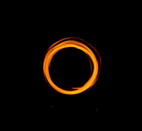 O aparato experimental utiliza cilindros de alumínio dispostos dentro de uma série de bobinas (Foto: Unsplash)