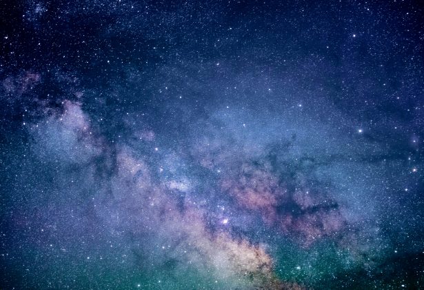 E, curiosamente, estrelas de nêutrons e buracos negros estelares teriam o mesmo tempo de “vida” cósmica, em torno de 10^67 anos (Foto: Unsplash)