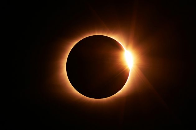 Esse processo descreve a perda gradual de massa dos buracos negros, que lentamente evaporariam ao emitir radiação (Foto: Unsplash)