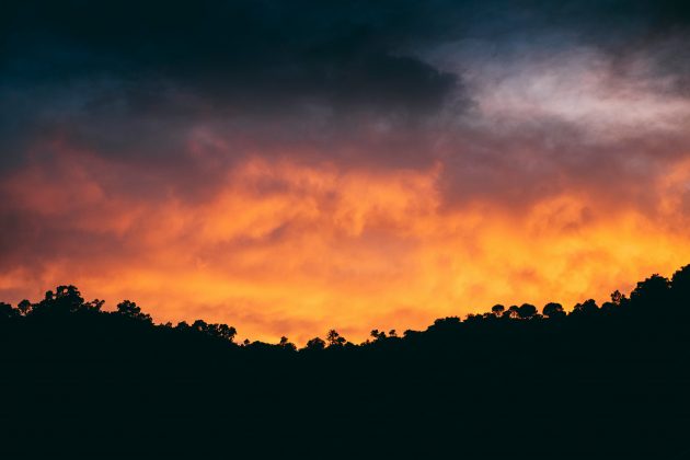 Além da paisagem modificada, o ar mais denso e tóxico representa um risco para quem tem doenças respiratórias e pode afetar também pessoas saudáveis em dias de concentração extrema de poluentes (Foto: Unsplash)
