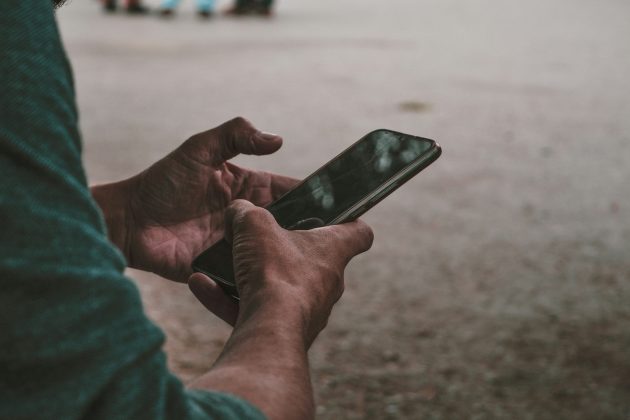 Entre crianças de até 12 anos, o monitoramento parental ainda é frequente, com uso de ferramentas de controle digital. No entanto, essa supervisão diminui à medida que os filhos crescem (Foto: Unsplash)
