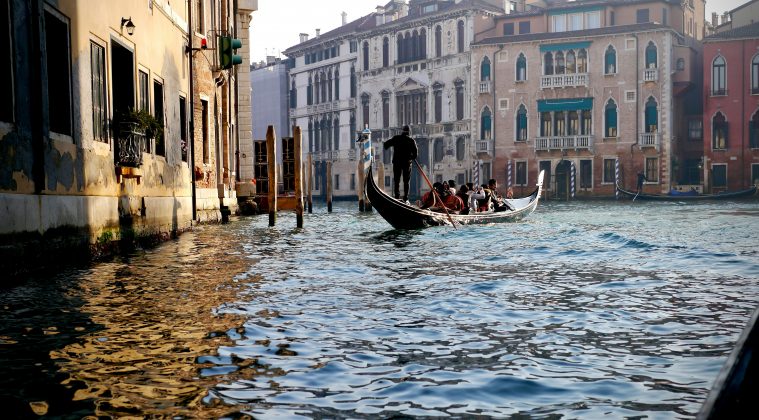 Veneza afunda há décadas. A cidade perdeu cerca de 25 centímetros de altura no último século, enquanto o nível do mar na região subiu quase 30 centímetros no mesmo período (Foto: Unsplash)