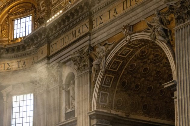 A Capela Sistina também conta com uma gaiola de Faraday, utilizada desde o conclave de 2013, que impede a entrada ou saída de campos eletromagnéticos, tornando qualquer tipo de comunicação eletrônica impossível dentro do espaço (Foto: X)