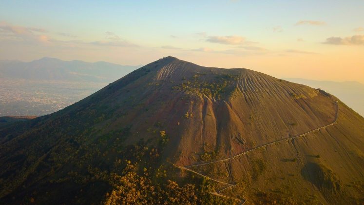 Quase dois mil anos após ser carbonizado pela erupção do Vesúvio, um pergaminho deteriorado foi identificado como parte da obra Sobre os Vícios, escrita pelo pensador epicurista Filodemo no século 1 a.C. (Foto: X)