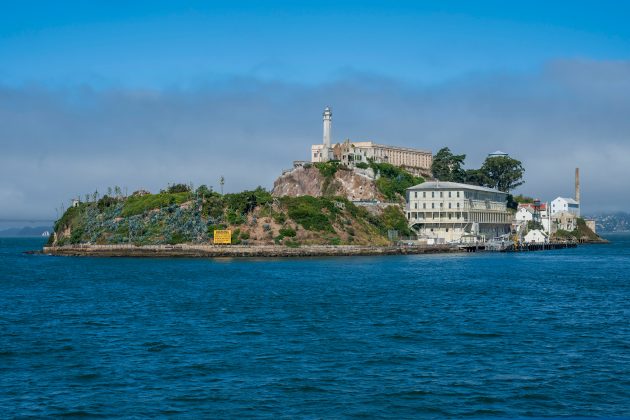 Localizada em uma ilha isolada na baía de São Francisco, na Califórnia, Alcatraz foi considerada, durante anos, um dos presídios mais seguros do mundo (Foto: Unsplash)