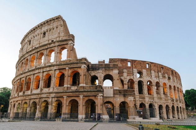 De acordo com testemunhas, o turista perdeu o equilíbrio ao subir na estrutura de proteção e acabou empalado na região lombar pelas lanças de metal (Foto: Unsplash)