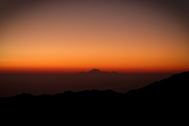 Outro fator que contribui para o céu alaranjado é o aumento dos focos de incêndio durante o período seco (Foto: Unsplash)