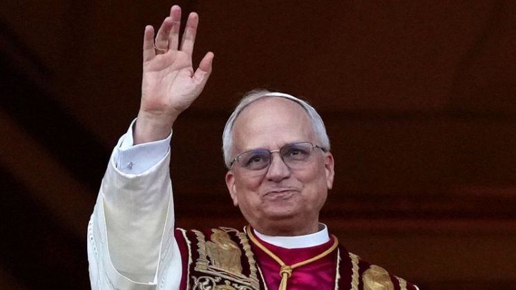 Em sua primeira aparição pública como líder da Igreja Católica, na sacada da Basílica de São Pedro, o Papa Leão XIV chamou atenção por mais do que suas palavras (Foto: X)