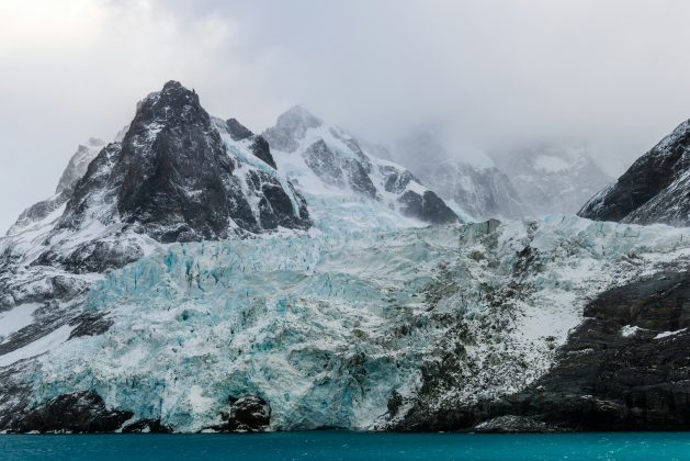 O impacto gerou calor e instabilidade na crosta terrestre, levando ao engrossamento da crosta e posterior afundamento de parte dessa estrutura (Foto: X)